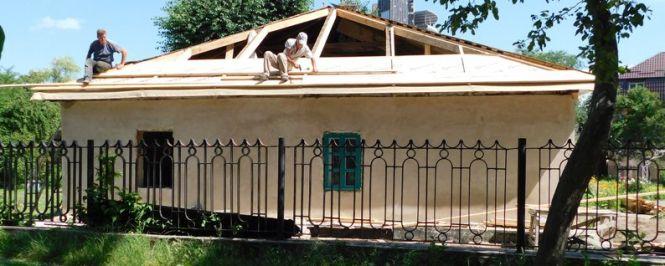 Дах змінили, дерева зрізали. У Вінниці триває ремонт  хати-музею Коцюбинського, фото №1 на сайті 20minut.ua