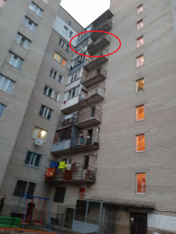 Новини Тернополя - фото з «Мене хочуть вбити»: 28-річний чоловік погрожував стрибнути з 8 поверху та вимагав, аби приїхали журналісти (ВІДЕО) «Мене хочуть вбити»: 28-річний чоловік погрожував стрибнути з 8 поверху та вимагав, аби приїхали журналісти (ВІДЕО), фото №1 на сайті 20minut.ua