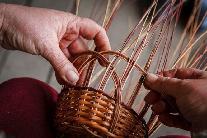 Від кошиків до меблевих гарнітурів. Подружжя пенсіонерів заробляє на життя лозоплетінням, фото №2 на сайті 20minut.ua