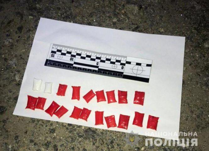 Новини Вінниці - фото з У Вінниці затримали «закладчика». При собі хлопець мав 20 згортків амфетаміну У Вінниці затримали «закладчика». При собі хлопець мав 20 згортків амфетаміну, фото №1 на сайті 20minut.ua