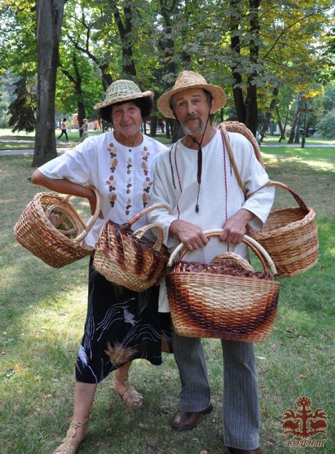 Від кошиків до меблевих гарнітурів. Подружжя пенсіонерів заробляє на життя лозоплетінням, фото №1 на сайті 20minut.ua