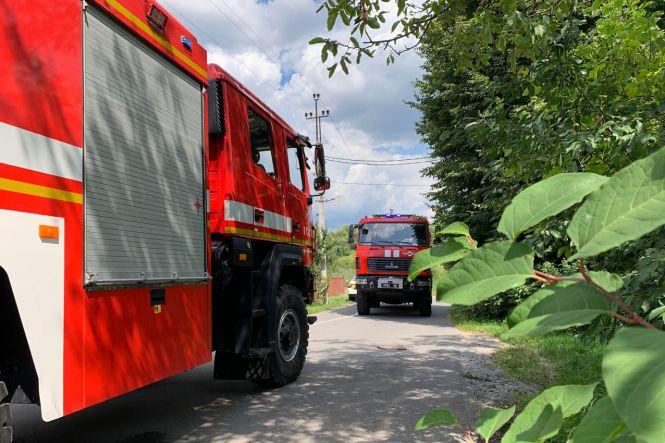 Пожежа у Хмельницькому: вогонь гасили дві бригади рятувальників (ФОТО, ВІДЕО), фото №2 на сайті vsim.ua