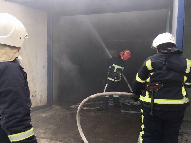 На Хмельниччині рятувальники ліквідували пожежу гаража, фото №1 на сайті vsim.ua