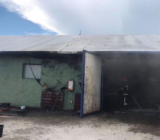 На Хмельниччині рятувальники ліквідували пожежу гаража, фото №2 на сайті vsim.ua