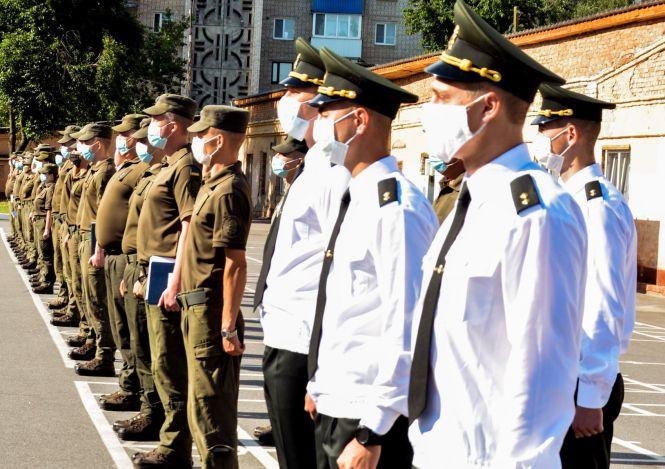 Для молодих лейтенантів винайняли квартири. Як зустріли офіцерів-гвардійців у частині 3008?, фото №3 на сайті 20minut.ua