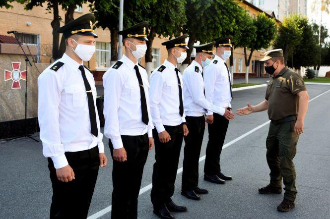 Для молодих лейтенантів винайняли квартири. Як зустріли офіцерів-гвардійців у частині 3008?, фото №4 на сайті 20minut.ua