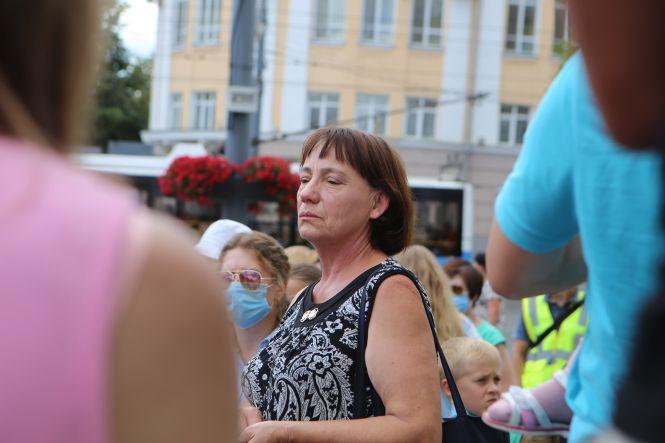 Новини Вінниці - фото з «Діти, які сидять вдома — це роботи»: під ОДА вимагали скасувати дистанційну форму навчання «Діти, які сидять вдома — це роботи»: під ОДА вимагали скасувати дистанційну форму навчання, фото №7 на сайті 20minut.ua