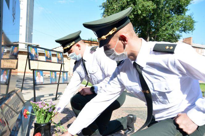 Для молодих лейтенантів винайняли квартири. Як зустріли офіцерів-гвардійців у частині 3008?, фото №1 на сайті 20minut.ua