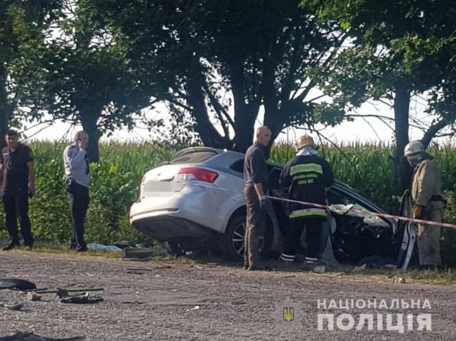 Лобове зіткнення: водій Toyota Avensis влетів у вантажівку. Троє загиблих, фото №3 на сайті 20minut.ua