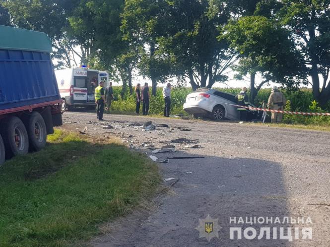 Лобове зіткнення: водій Toyota Avensis влетів у вантажівку. Троє загиблих, фото №1 на сайті 20minut.ua
