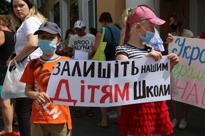 Новини Вінниці - фото з «Діти, які сидять вдома — це роботи»: під ОДА вимагали скасувати дистанційну форму навчання «Діти, які сидять вдома — це роботи»: під ОДА вимагали скасувати дистанційну форму навчання, фото №3 на сайті 20minut.ua