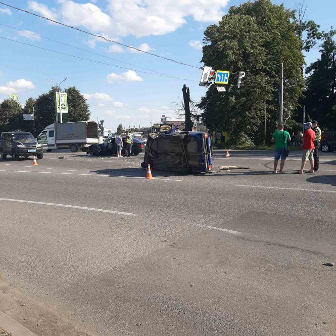 Новини Вінниці - фото з Аварія біля «Метро»: водій «четвірки» врізався у «Мерседес». Є постраждалі Аварія біля «Метро»: водій «четвірки» врізався у «Мерседес». Є постраждалі, фото №4 на сайті 20minut.ua
