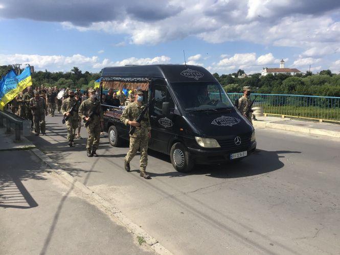 На Хмельниччині попрощались із загиблим військовим Василем Кравченком, фото №1 на сайті vsim.ua