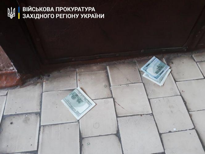 Інспектора Хмельницького міського військкомату затримали на хабарі, фото №1 на сайті vsim.ua