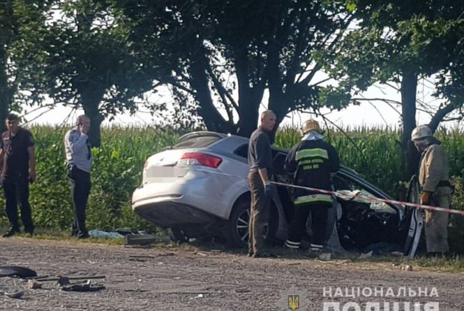 Лобове зіткнення: водій Toyota Avensis влетів у вантажівку. Троє загиблих