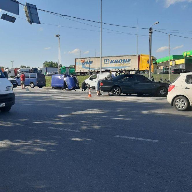 Новини Вінниці - фото з Аварія біля «Метро»: водій «четвірки» врізався у «Мерседес». Є постраждалі Аварія біля «Метро»: водій «четвірки» врізався у «Мерседес». Є постраждалі, фото №3 на сайті 20minut.ua