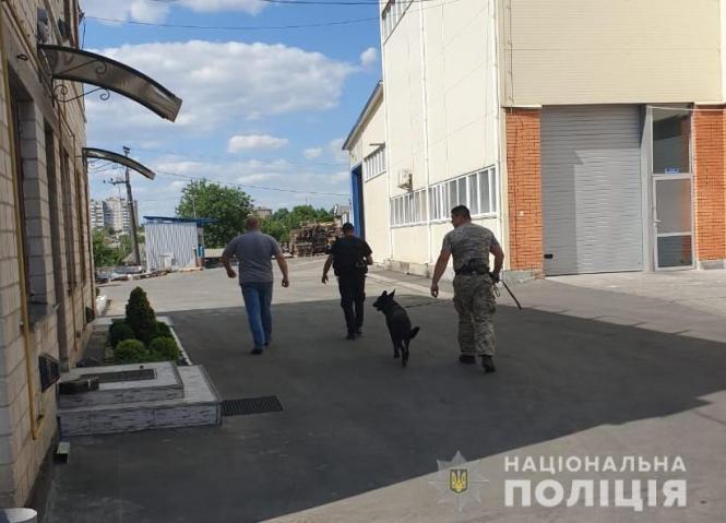 Новини Вінниці - фото з На гайсинському молокозаводі шукали вибухівку. Псевдомінера затримали На гайсинському молокозаводі шукали вибухівку. Псевдомінера затримали, фото №6 на сайті 20minut.ua