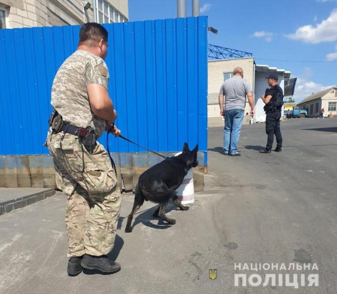 Новини Вінниці - фото з На гайсинському молокозаводі шукали вибухівку. Псевдомінера затримали На гайсинському молокозаводі шукали вибухівку. Псевдомінера затримали, фото №5 на сайті 20minut.ua