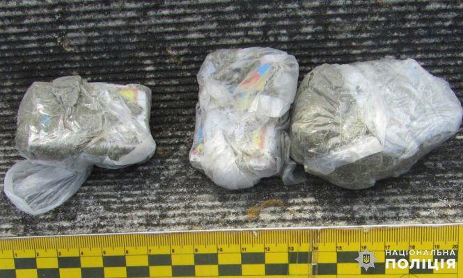 Новини Хмельницького - фото з На Хмельниччині обирають запобіжний захід чоловікові, який продавав канабіс На Хмельниччині обирають запобіжний захід чоловікові, який продавав канабіс, фото №2 на сайті vsim.ua