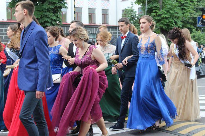 Новини Тернополя - фото з Піша хода через все місто і урочисте нагородження найкращих. Як святкуватимуть випускний у Тернополі? Піша хода через все місто і урочисте нагородження найкращих. Як святкуватимуть випускний у Тернополі?, фото №1 на сайті 20minut.ua