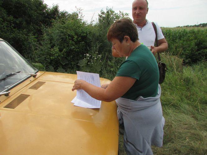 Рейдери поїхали ні з чим, а пайовики відстоявши урожай, збирали колоски для дідухів, фото №3 на сайті 20minut.ua