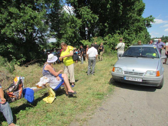Рейдери поїхали ні з чим, а пайовики відстоявши урожай, збирали колоски для дідухів, фото №7 на сайті 20minut.ua
