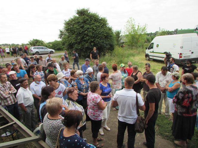 Рейдери поїхали ні з чим, а пайовики відстоявши урожай, збирали колоски для дідухів, фото №8 на сайті 20minut.ua