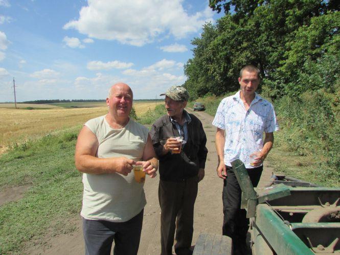 Рейдери поїхали ні з чим, а пайовики відстоявши урожай, збирали колоски для дідухів, фото №6 на сайті 20minut.ua