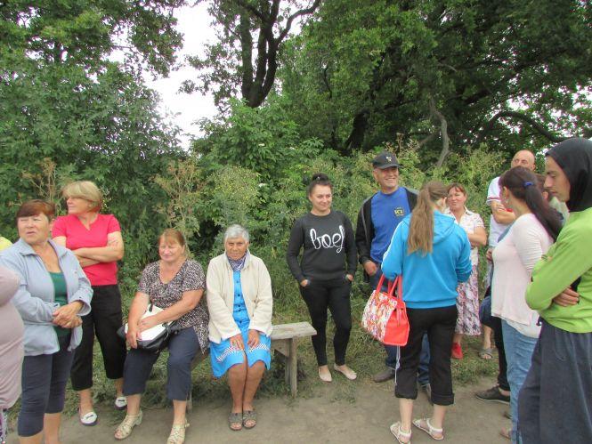 Рейдери поїхали ні з чим, а пайовики відстоявши урожай, збирали колоски для дідухів, фото №2 на сайті 20minut.ua