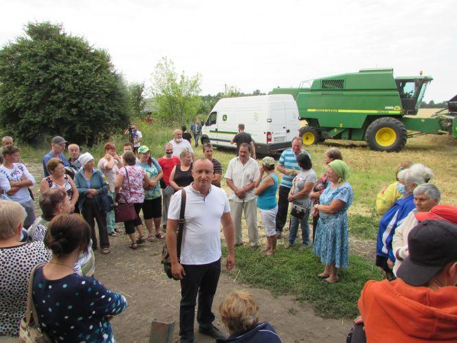Рейдери поїхали ні з чим, а пайовики відстоявши урожай, збирали колоски для дідухів, фото №9 на сайті 20minut.ua