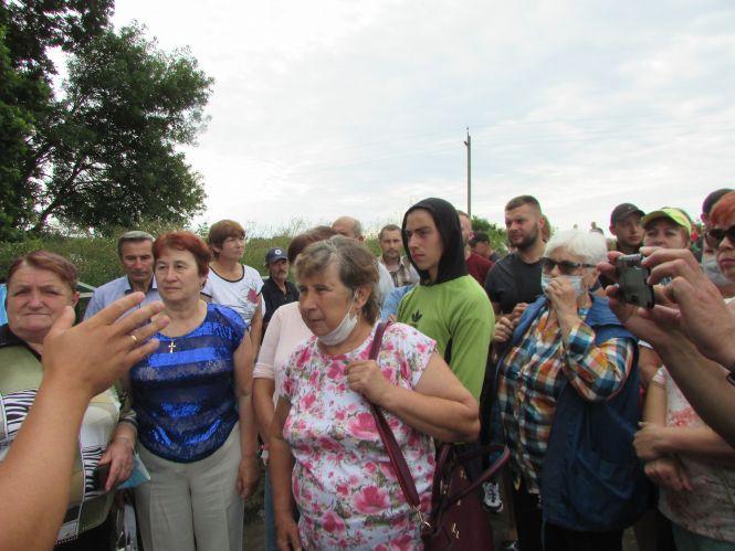 Рейдери поїхали ні з чим, а пайовики відстоявши урожай, збирали колоски для дідухів, фото №4 на сайті 20minut.ua