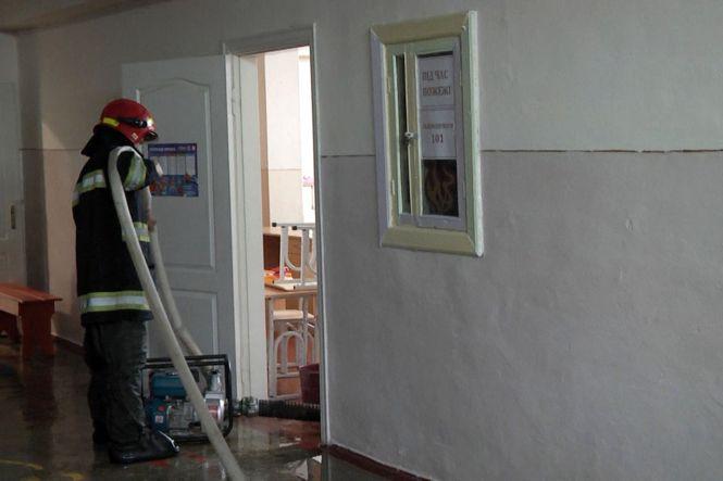 Новини Хмельницького - фото з Повалені дерева, зірвані дахи та затоплені угіддя: Хмельниччиною пронеслася негода (ФОТО, ВІДЕО) Повалені дерева, зірвані дахи та затоплені угіддя: Хмельниччиною пронеслася негода (ФОТО, ВІДЕО), фото №1 на сайті vsim.ua