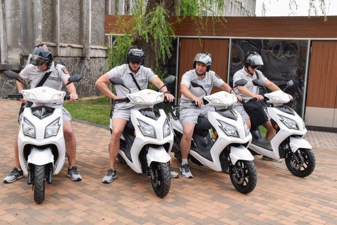 Порушники не втечуть: інспектори паркування пересіли на електроскутери, фото №1 на сайті 20minut.ua