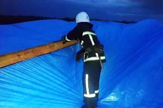 Новини Хмельницького - фото з Повалені дерева, зірвані дахи та затоплені угіддя: Хмельниччиною пронеслася негода (ФОТО, ВІДЕО) Повалені дерева, зірвані дахи та затоплені угіддя: Хмельниччиною пронеслася негода (ФОТО, ВІДЕО), фото №2 на сайті vsim.ua