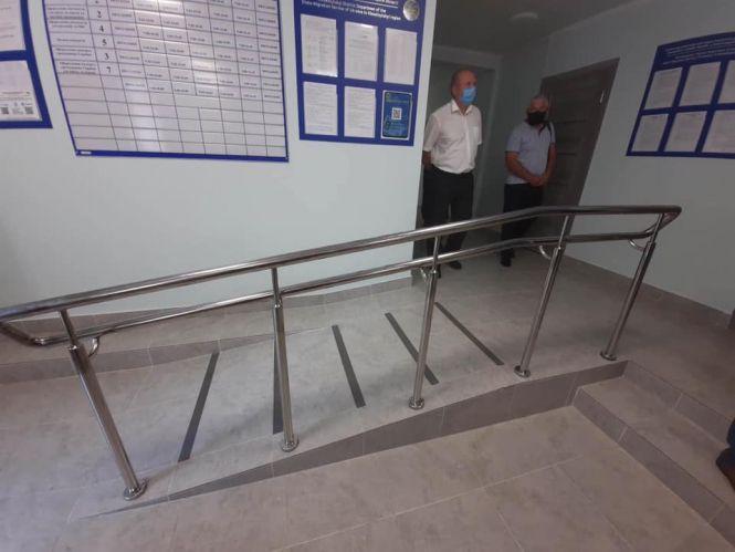Для зручності відвідувачів з особливими потребами встановили пандуси