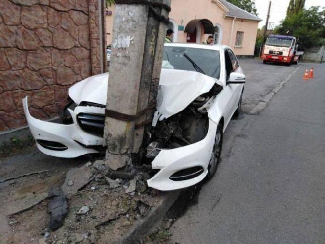 «Ранок починається не з кави»: на Коріатовичів Mercedes в'їхав в електроопору, фото №1 на сайті 20minut.ua