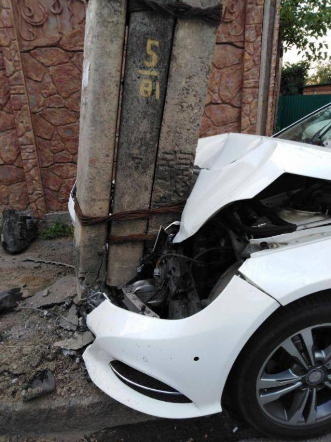 «Ранок починається не з кави»: на Коріатовичів Mercedes в'їхав в електроопору, фото №2 на сайті 20minut.ua