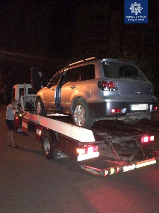 Патрульні затримали водія кросовера. Чоловік був п'яний, як чіп, фото №2 на сайті 20minut.ua