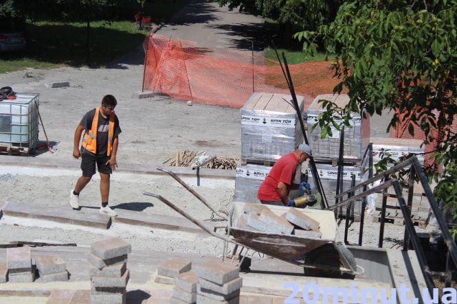 Встановлюють поручні та монтують пандус. Чи встигнуть відремонтувати сходи біля Літака до вересня?, фото №1 на сайті 20minut.ua