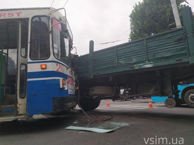 У центрі Хмельницького зіткнулися тролейбус та вантажівка (ФОТО, ОНОВЛЕНО), фото №2 на сайті vsim.ua