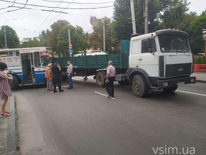 У центрі Хмельницького зіткнулися тролейбус та вантажівка (ФОТО, ОНОВЛЕНО), фото №3 на сайті vsim.ua
