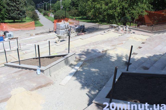 Встановлюють поручні та монтують пандус. Чи встигнуть відремонтувати сходи біля Літака до вересня?, фото №4 на сайті 20minut.ua