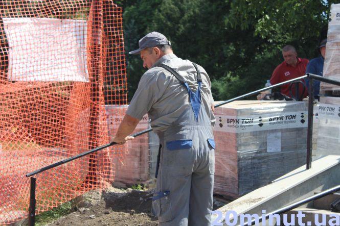 Встановлюють поручні та монтують пандус. Чи встигнуть відремонтувати сходи біля Літака до вересня?, фото №2 на сайті 20minut.ua