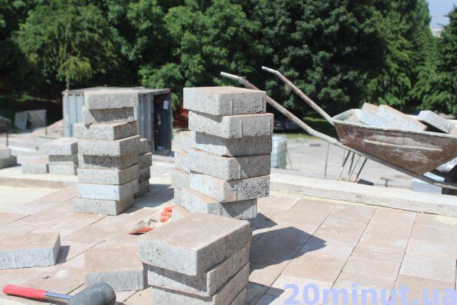 Встановлюють поручні та монтують пандус. Чи встигнуть відремонтувати сходи біля Літака до вересня?, фото №3 на сайті 20minut.ua