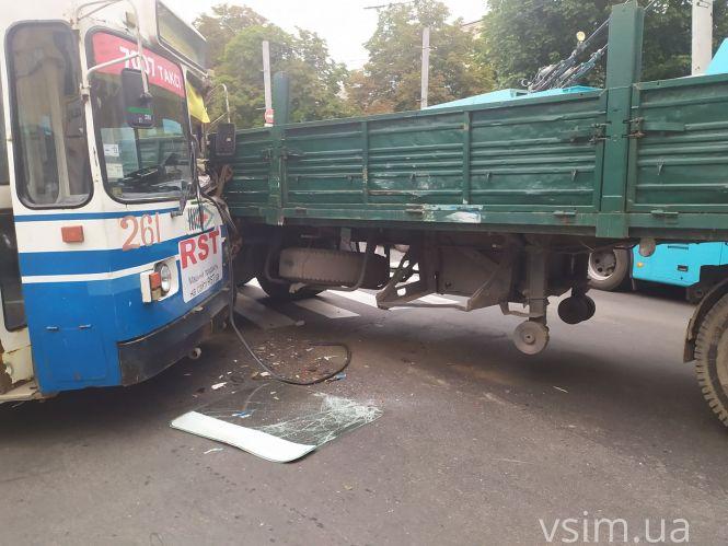 У центрі Хмельницького зіткнулися тролейбус та вантажівка (ФОТО, ОНОВЛЕНО), фото №1 на сайті vsim.ua