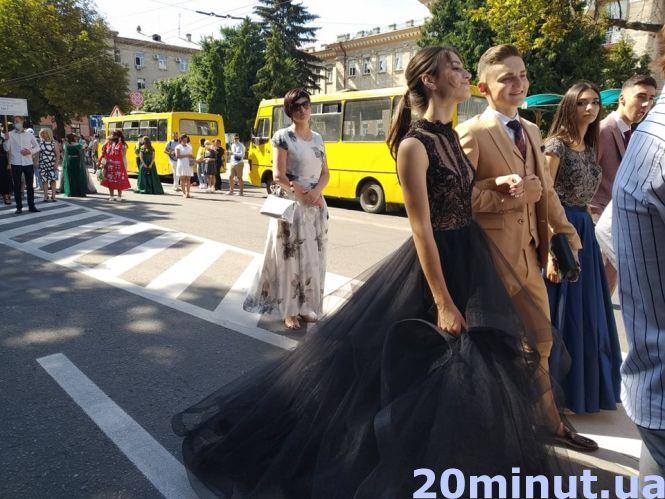 Новини Тернополя - фото з Не всі у масках,  але з гарним настроєм: у Тернополі пройшла хода випускників (РЕПОРТАЖ) Не всі у масках,  але з гарним настроєм: у Тернополі пройшла хода випускників (РЕПОРТАЖ), фото №6 на сайті 20minut.ua