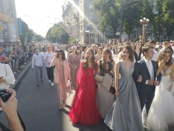 Новини Тернополя - фото з Не всі у масках,  але з гарним настроєм: у Тернополі пройшла хода випускників (РЕПОРТАЖ) Не всі у масках,  але з гарним настроєм: у Тернополі пройшла хода випускників (РЕПОРТАЖ), фото №8 на сайті 20minut.ua