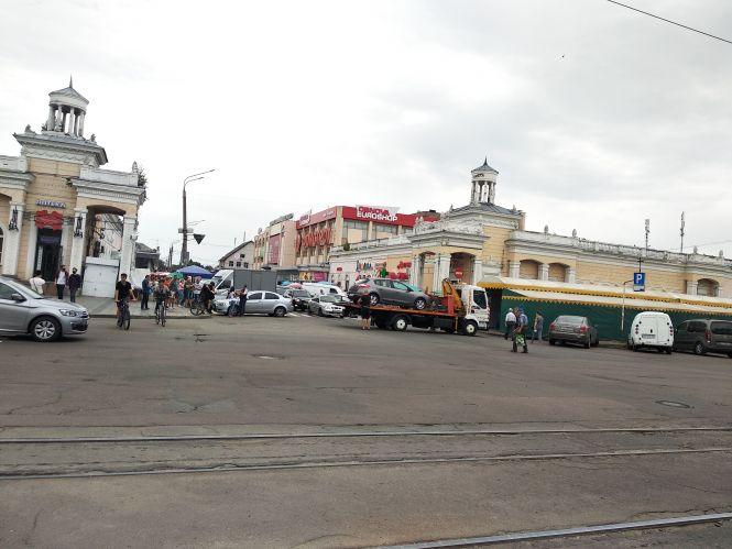 Новини Житомира - фото з У Житомирі припарковане посеред дороги авто горе-водія евакуювали. ФОТО У Житомирі припарковане посеред дороги авто горе-водія евакуювали. ФОТО, фото №1 на сайті 20minut.ua