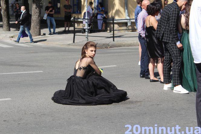 Новини Тернополя - фото з Хтось у сукнях за 20 тисяч, а дехто босоніж: усе про карантинний випускний. ФОТОРЕПОРТАЖ "20 хвилин" Хтось у сукнях за 20 тисяч, а дехто босоніж: усе про карантинний випускний. ФОТОРЕПОРТАЖ "20 хвилин", фото №6 на сайті 20minut.ua