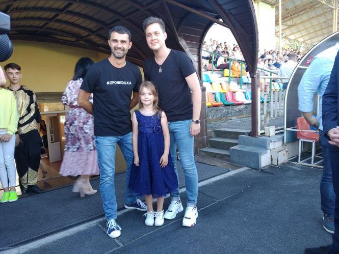 Новини Тернополя - фото з Медалі, найкращі вишиванки та сльози прощання: на міському стадіоні свято "Випускник-2020" (РЕПОРТАЖ) Медалі, найкращі вишиванки та сльози прощання: на міському стадіоні свято "Випускник-2020" (РЕПОРТАЖ), фото №3 на сайті 20minut.ua